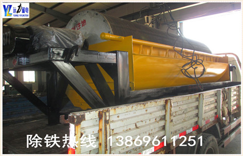 抛丸机永磁筒式磁选机工作原理：  　　经原料矿石筛选后由进料器从干式磁选机的顶部,通过料斗连接,在流动到顶部的辊子松动,状态下降时,铁磁性材料通过重力和磁力,快速落在滚筒上,并吸附在滚筒表面.  　　非磁性有色金属材料在重力作用下落在磁性材料的外面.这些材料随着筒体的旋转,非磁性材料在重力作用下从气缸下落,在滑槽中.含铁磁性材料吸附在圆筒的表面上并继续旋转,直到其不具有磁力.材料从带式输送机排出,并最终分成含铁材料和无铁材料.  　　3.抛丸机永磁筒磁选机实验  　　潍坊华体会体育官方网站
配备各类选矿实验的磁选设备,型号齐全,优质低价,可定制,并且公司成立了大型选矿实验室,可以普通的金属矿物和非金属矿物加工在机器上和实验室为客户分析其成份,并为客户推荐客户使用相关型号.