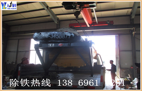 为什么普通型干式磁选机的跑尾情况比较高,潍坊华体会体育官方网站
生产的干式磁选机具有磁系设计结构先进.整机重量轻.运转快速可靠.而且维修方便.干式磁选机非常适用于干旱缺水地区, 这样不仅能够节省水资源,而且能够为客户降低选矿成本,为超贫磁铁矿开采和利用开辟了一条新途径.​